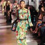Neben viel Opulenz und Extravaganz zeigte Alessandro Michele für Gucci auch tragbare Maxidresses in farbenfrohen Mustern.