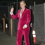 Gwyneth Paltrow besucht die Gucci Love Parade in einem weinroten Anzug aus Samt.