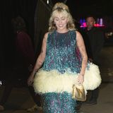 Auch Miley Cyrus darf bei der Gucci Love Parade nicht fehlen. Die Sängerin. kommt in einem Fransendress, kombiniert dazu goldene Strap Heels und eine goldene Mini Bag.