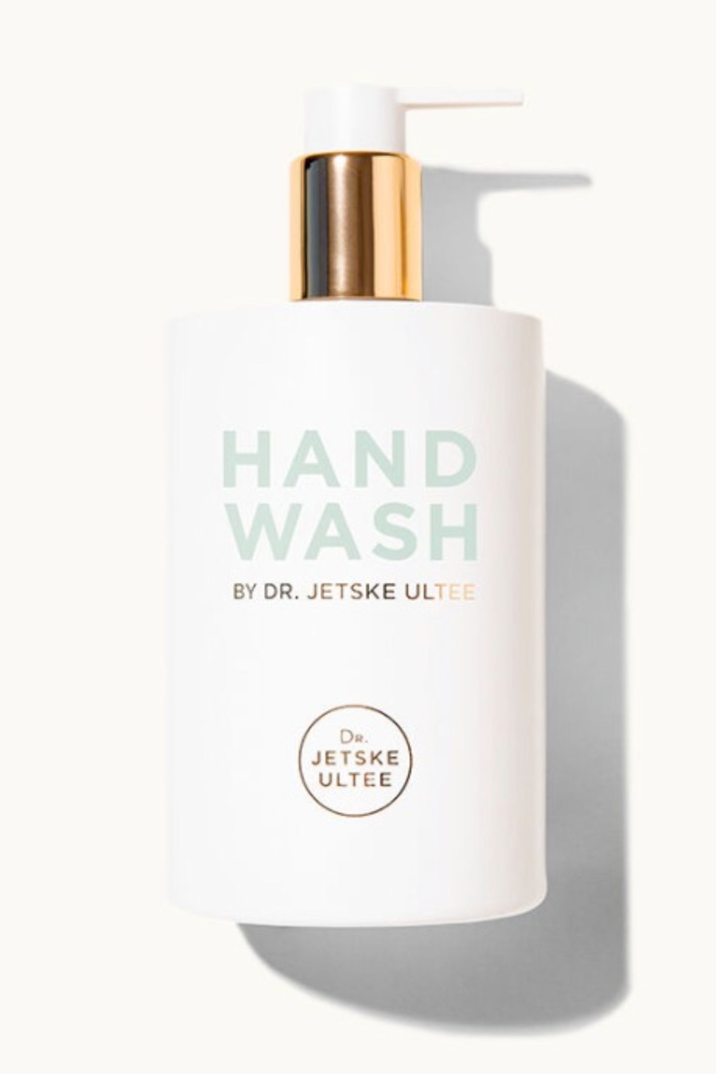 Ein Produkt, das wir beinahe täglich verwenden und dem wir mehr Aufmerksamkeit schenken sollten ist die Handseife. Dieses Exemplar von Dr. Jetske Ultee ist parfümfrei und enthält hoch konzentriertes Glyzerin (5%) und Betain (2%) für hydratisierte und samtweiche Hände. Das Produkt ist für die sensibelste Haut geeignet. Hand Wash von Dr. Jetske Ultee, kostet ca. 20 Euro. 