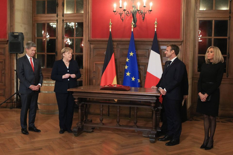 Der Style von Brigitte Macron: Abschied von Angela Merkel, Brigitte Macron im schwarzen Kleid