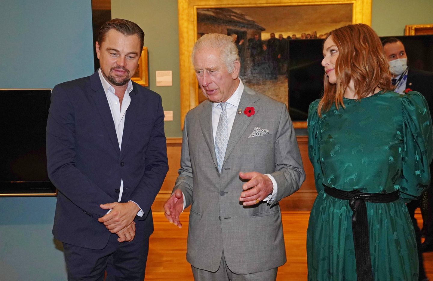 Auch Leonardo DiCaprio ist unter den Gästen und unterhält sich angeregt mit Prinz Charles. Es ist nicht das erste Mal, dass der Schauspieler auf den Sohn von Königin Elizabeth trifft, Charles besuchte 1997 die Titanic-Premiere in Großbritannien. 