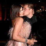 Ausgelassen und knutschend zeigen sich Ruby und Matthias auch auf der Party, Holly scheint den beiden wirklich Spaß zu machen.