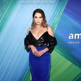 Im sexy Samt- und Leder-Dress präsentiert sich Ashley Benson bei der Gala, natürlich auch ein Entwurf von Moschino-Designer Jeremy Scott.