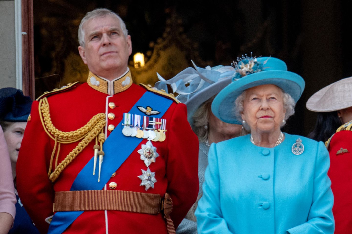 Dieses Bild gibt es sobald nicht mehr zu sehen: Prinz Andrew an der Seite seiner Mutter, Queen Elizabeth, bei Trooping The Color 2018 auf dem Balkon des Buckingham Palasts.
