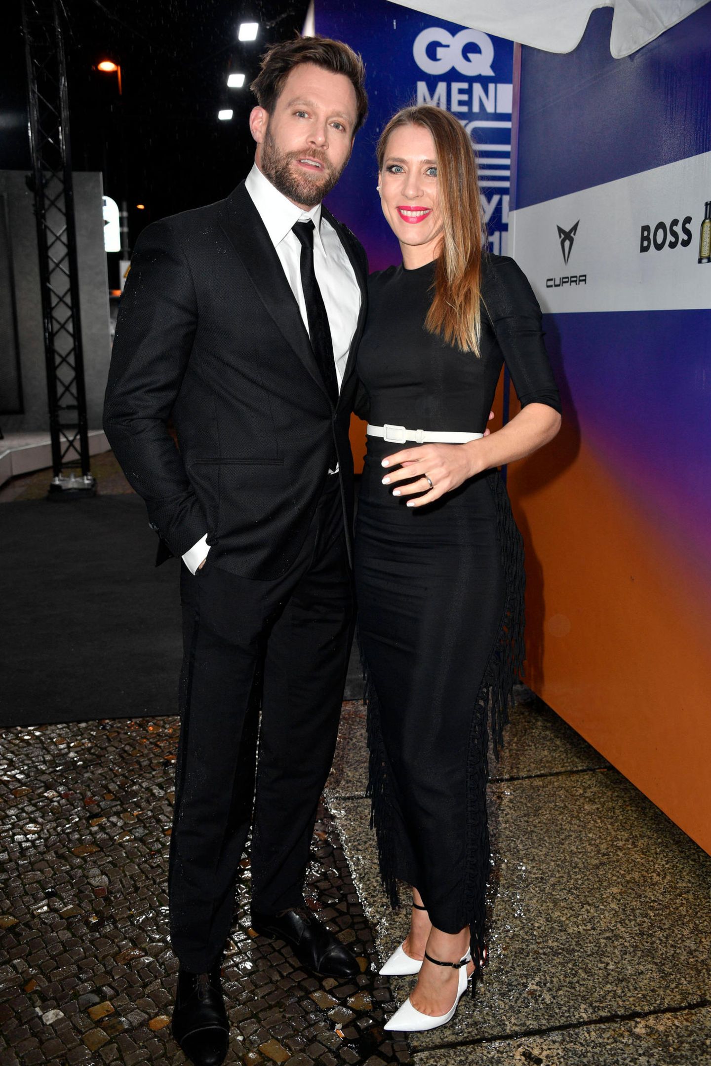 Noch einen tollen Partnerlook in Schwarz-Weiß bringen Ken Duken und seine Frau Marisa Leonie Bach zu den GQ Awards.