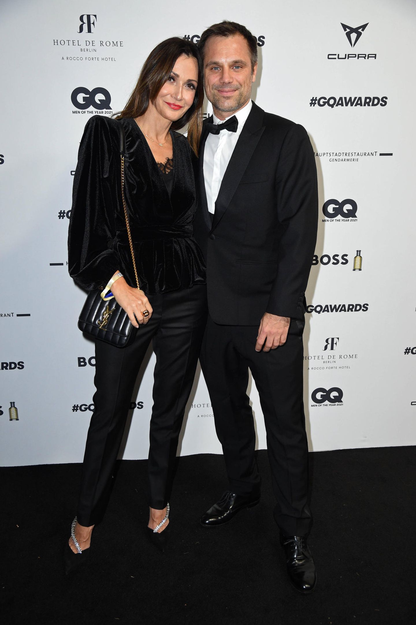 Auch Anita und Ole Tillmann bleiben im schwarzen Partnerlook farblich auf der sicheren Seite. 