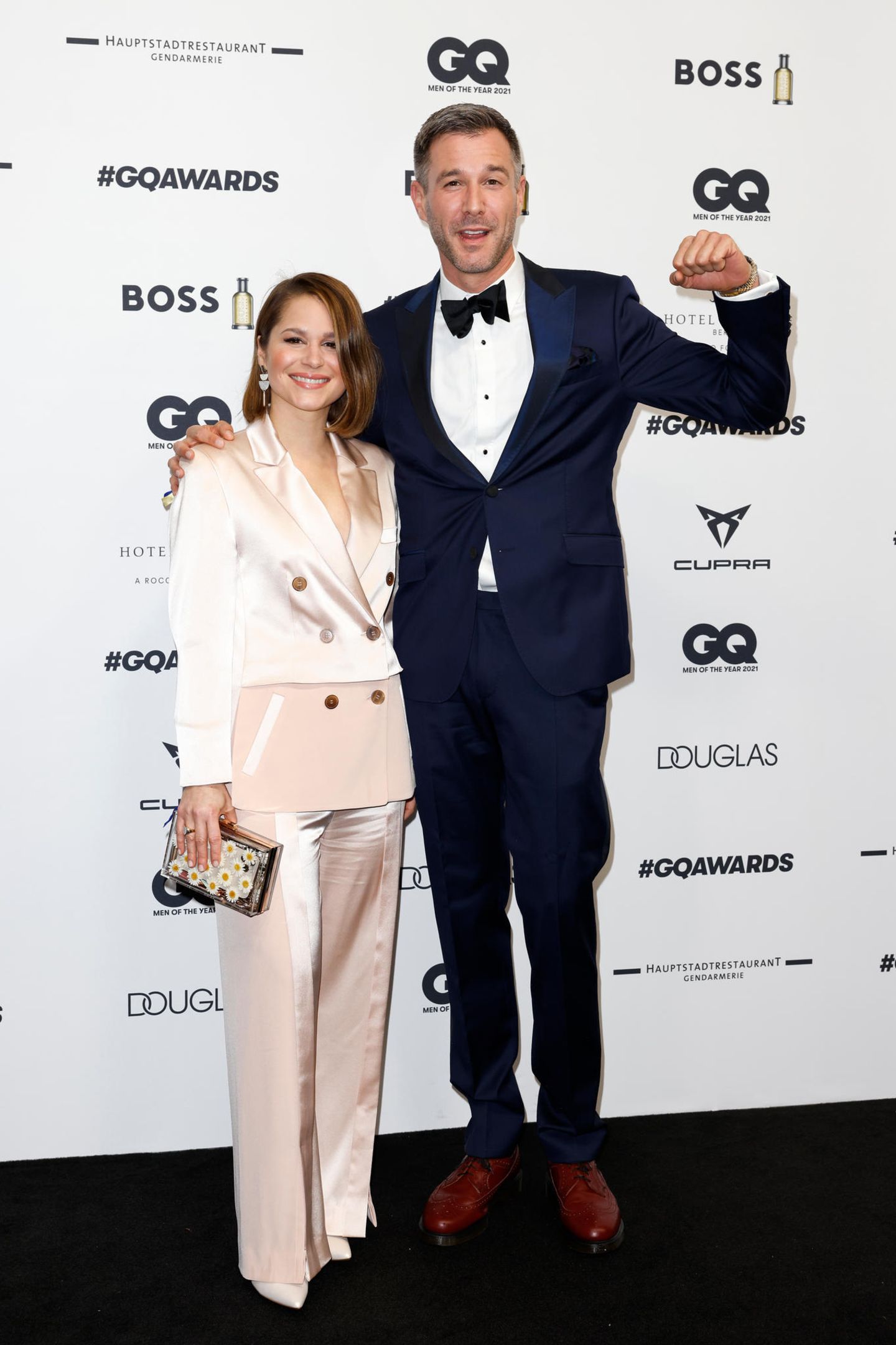 Cristina do Rego im pastellzarten Seiden-Look und Jochen Schropp im klassischen Anzug in Dunkelblau freuen sich schon auf die Preisverleihung.