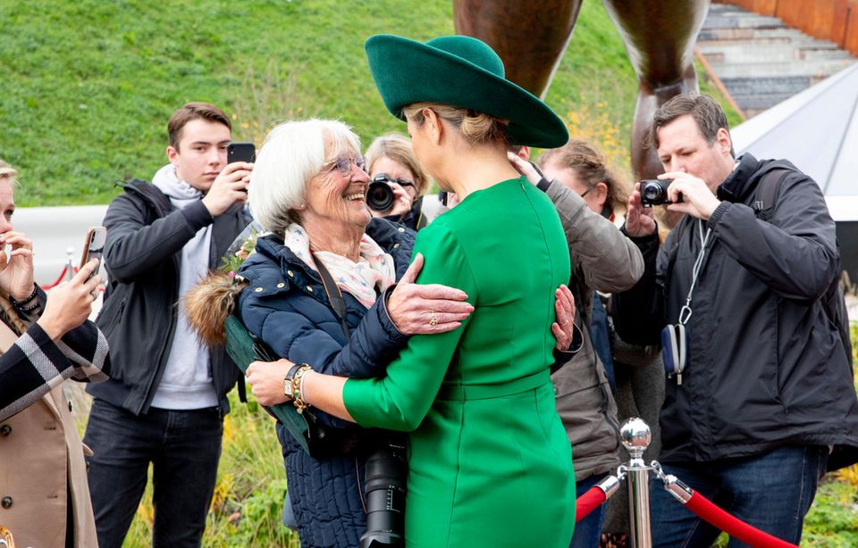 RTK: Königin Máxima umarmt einen Fan RTK: Königin Máxima umarmt einen Fan