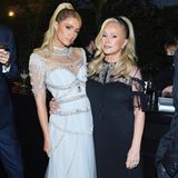 Kurz vor ihrer Hochzeit testet Paris Hilton bei der diesjährigen LACMA Art + Film Gala bereits den weißen Brautlook. Tüll, Strasssteine und Fransen – bei Paris Kleid ist so einiges los. An der Seite ihrer Mutter Kathy Hilton posiert sie für die Fotografen. 