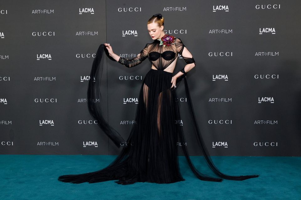 Als hätte sich Elle Fanning von ihrem eigenen Film inspirieren lassen, kommt sie in einem Kleid, dass eine Mischung aus Maleficent und Aurora ist zur LACMA-Gala. 