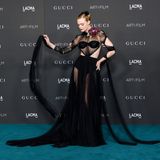 Als hätte sich Elle Fanning von ihrem eigenen Film inspirieren lassen, kommt sie in einem Kleid, dass eine Mischung aus Maleficent und Aurora ist zur LACMA-Gala. 