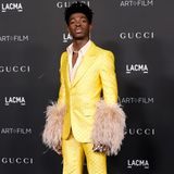 Lil Nas X kommt ebenfalls mit dem Gucci-Anzug und Federdetails zur LACMA-Gala. Im Gegenzug zu Jared Leto setzt er hier aber auf ein knalliges Geld und greift das Rosa der Federn mit seinem Hemd wieder auf.  