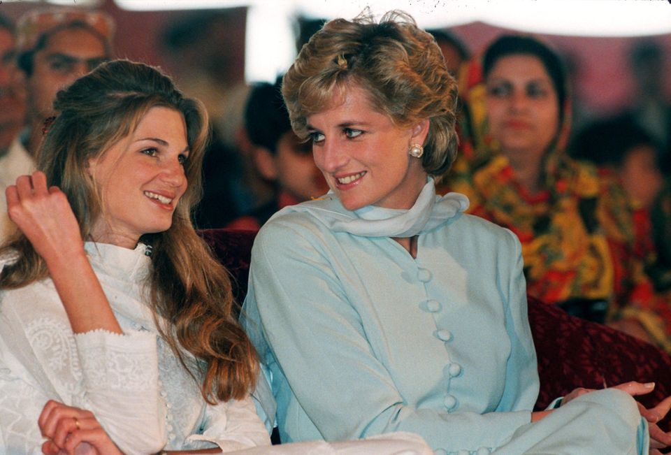 Prinz Harry: Die Film- und TV-Produzentin Jemima Goldsmith, ehemals Khan, gehörte zum engeren Freundeskreis von Prinzessin Diana. Die Film- und TV-Produzentin Jemima Goldsmith, ehemals Khan, gehörte zum engeren Freundeskreis von Prinzessin Diana.