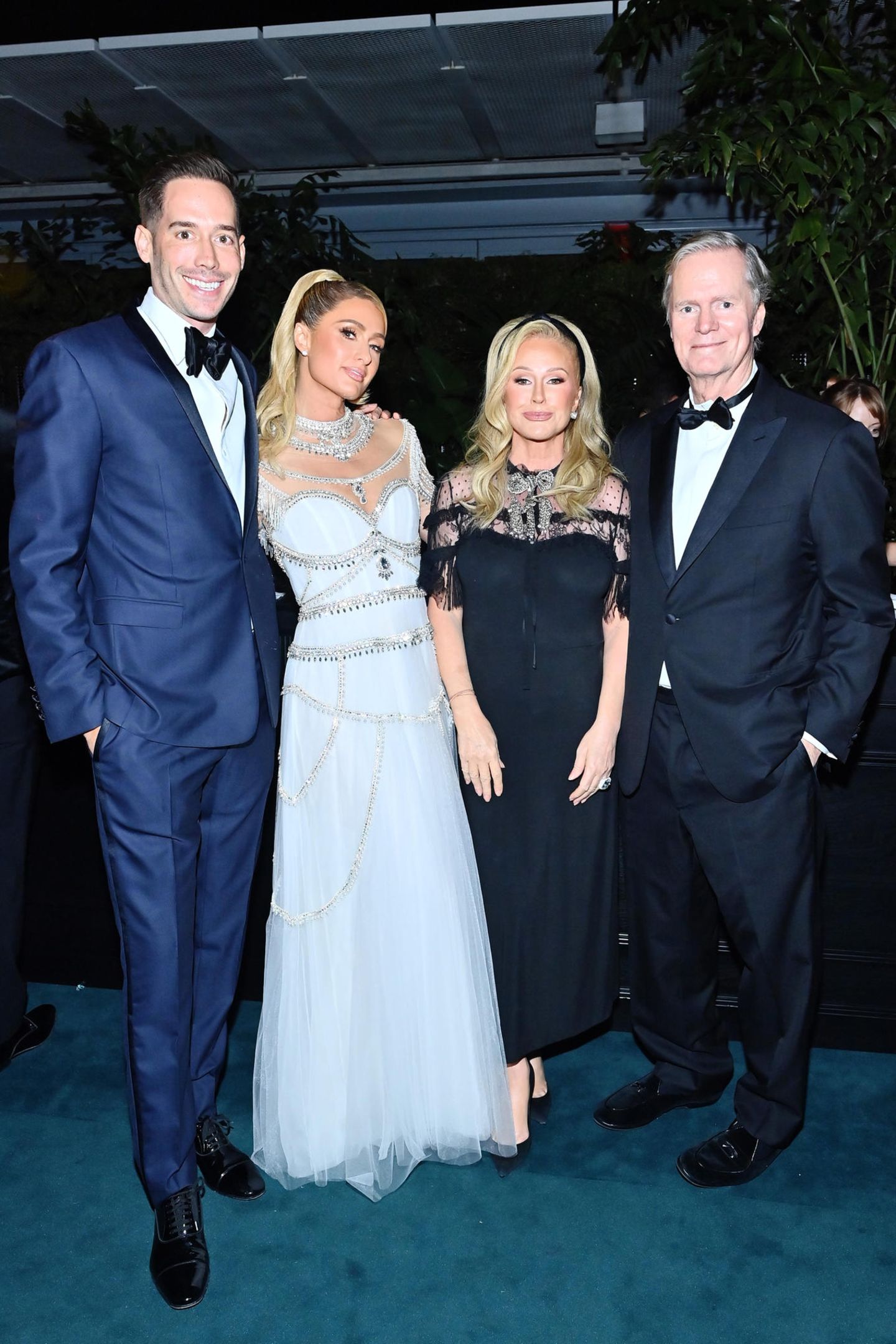 Paris Hilton mit ihren Eltern Kathy und Richard sowie ihrem Verlobten Carter Reum