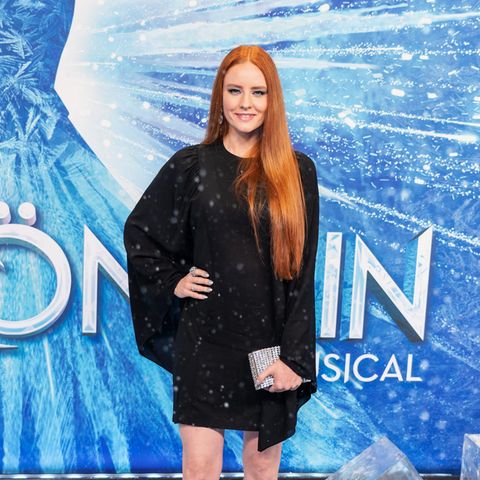 Barbara Meier bezaubert im weitärmeligen Minidress. Hingucker sind aber ihre eisig glitzernden Stiefel.