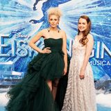 Die Stars des Premierenabends: Sabrina Weckerlin in der Rolle der Elsa und Celena Pieper als Anna könnten mit ihren Looks kaum unterschiedlicher sein. Glamourös sind sie aber beide.