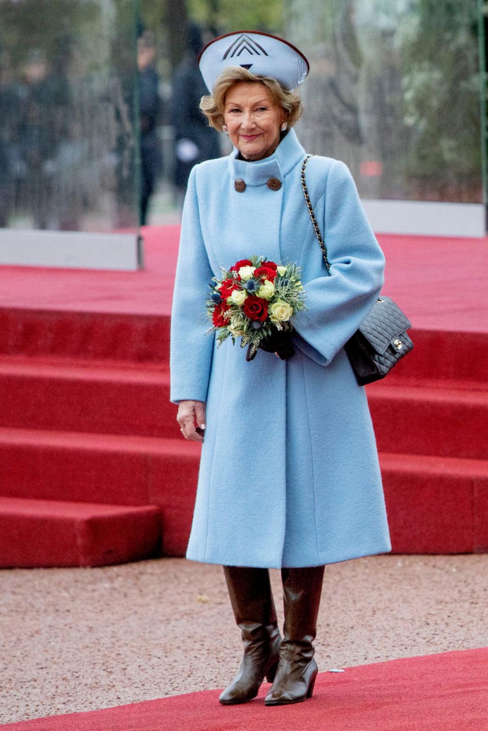Königin Sonja setzt auf einen Handtaschen-Klassiker – leider in einer eher unpassenden Farbe