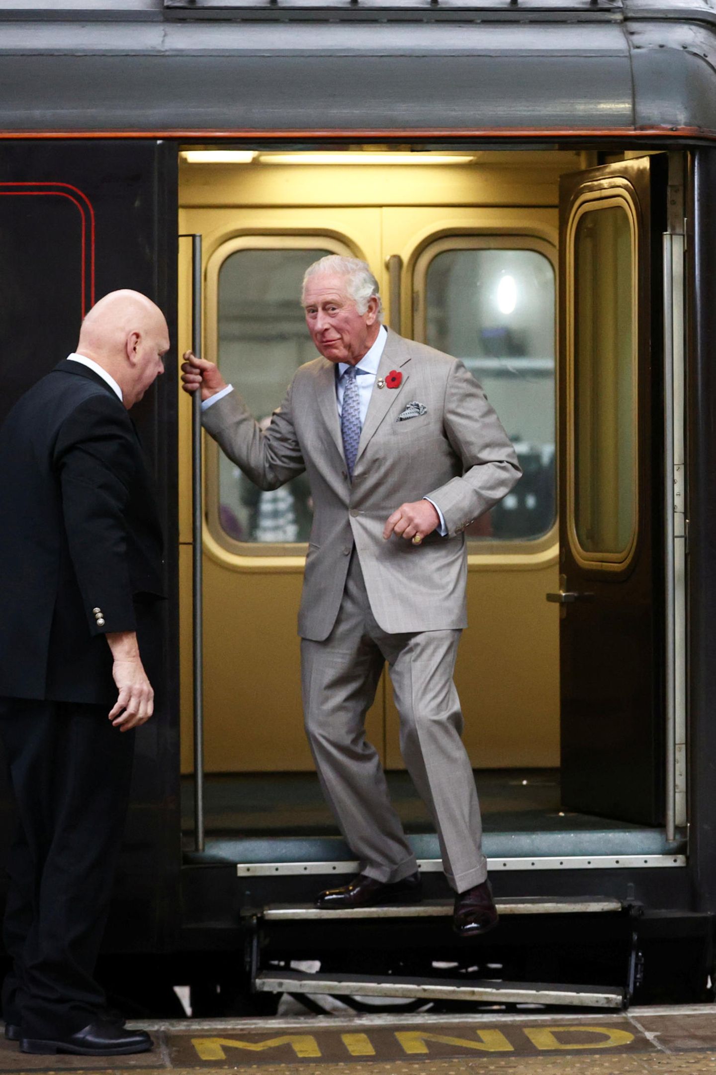 Windsor RTK: Prinz Charles bei seiner Ankunft am Bahnhof