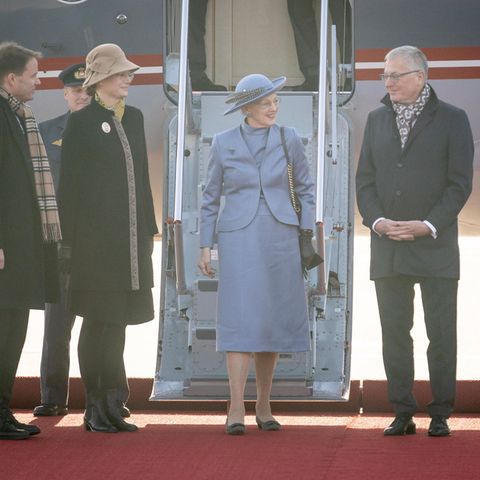 Königin Margrethe bei ihrer Ankunft am Berliner Flughafen am 10. November 2021