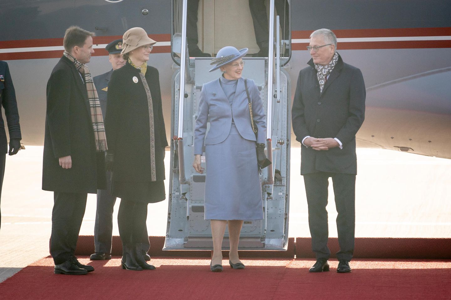 Königin Margrethe bei ihrer Ankunft am Berliner Flughafen am 10. November 2021