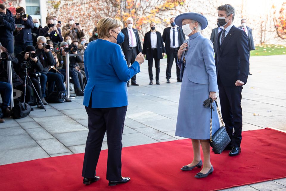 Mako + Kei Komuro: Königin Margrethe legt ihre Handfläche entschuldigend auf die Brust, um Angela Merkel zu signalisieren, dass sie sich nicht an der Faustschlag-Begrüßung beteiligen werde, da diese als unpassend für eine Königin angesehen werden könnte. Königin Margrethe legt ihre Handfläche entschuldigend auf die Brust, um Angela Merkel zu signalisieren, dass sie sich nicht an der Faustschlag-Begrüßung beteiligen werde, da diese als unpassend für eine Königin angesehen werden könnte.