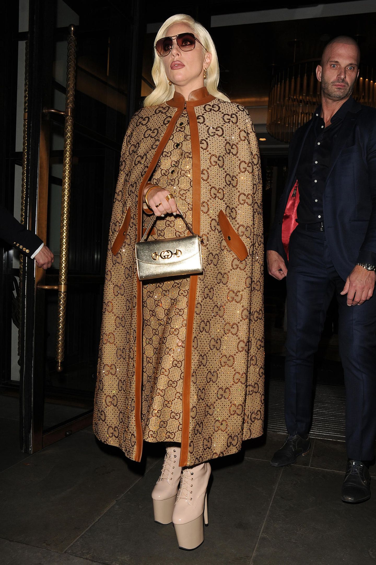 Lady Gaga ist ein absolutes Style-Chamäleon. Ein Label liebt die Musikerin aber heiß und innig: Gucci! Kein Wunder, immerhin sind die Designs, die Alessandro Michele für das italienische Brand kreiert, alles, was GAGA ist. Bunt, laut, schrill. In London zeigt sich die "Born This Way"-Interpretin in einem All-Over-Look des Labels, bestehend aus Mantel und Kleid mit dem ikonischen Gucci-Print. Lady Gaga interpretiert den Look auf ihre ganz eigene Art und Weise, indem sie dazu gefährlich hohe Lackboots sowie XXL-Shades kombiniert.