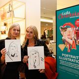 Es warten viele kreative Aktionen auf die Teilnehmer:innen im Alsterhaus. Diese zwei Damen haben wunderbare Porträt-Illustrationen von sich zeichnen lassen. 