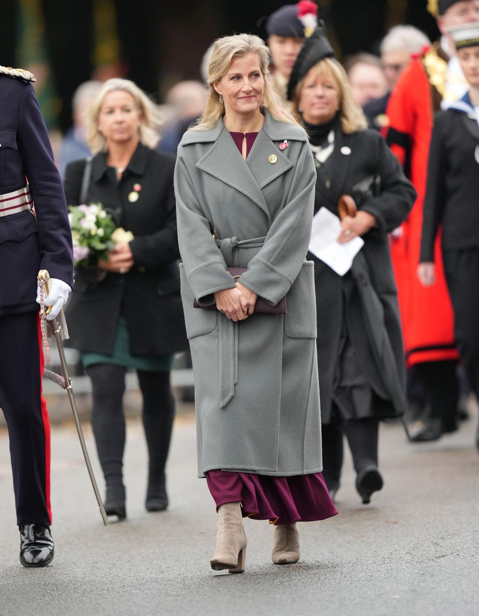 Gräfin Sophie trägt beim Armistice Day in Bedworth einen neuen Mantel von Lanvin. 