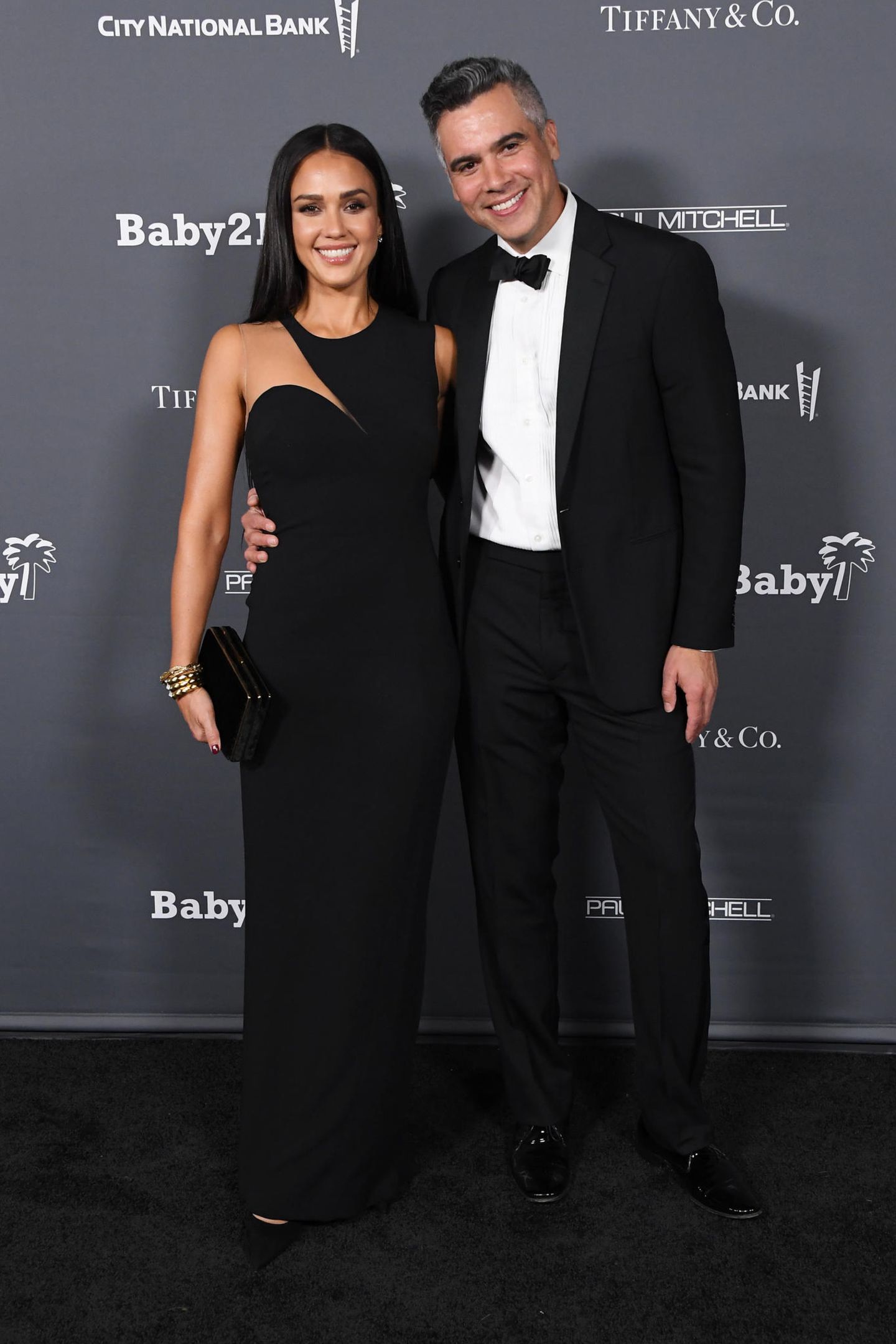 Klassisch, elegant und doch ein Hingucker: Jessica Alba zeigt sich mit Ehemann Cash Warren an ihrer Seite im stylischen One-Shoulder-Dress in Schwarz.