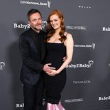 Chris Hardwick und Lydia Hearst erwarten selbst bald ein Baby. Das Bäuchlein verpackt das Model bis dahin noch elegant in Schwarz und Rosa.