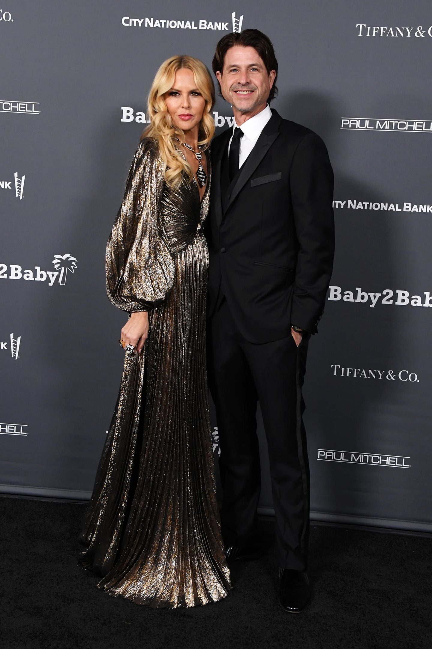 Ähnlich schön glitzert auch Rachel Zoe in ihrem metallishen Glamour-Look mit Falten. Sie hat aber Ehemann Rodger Berman neben sich.