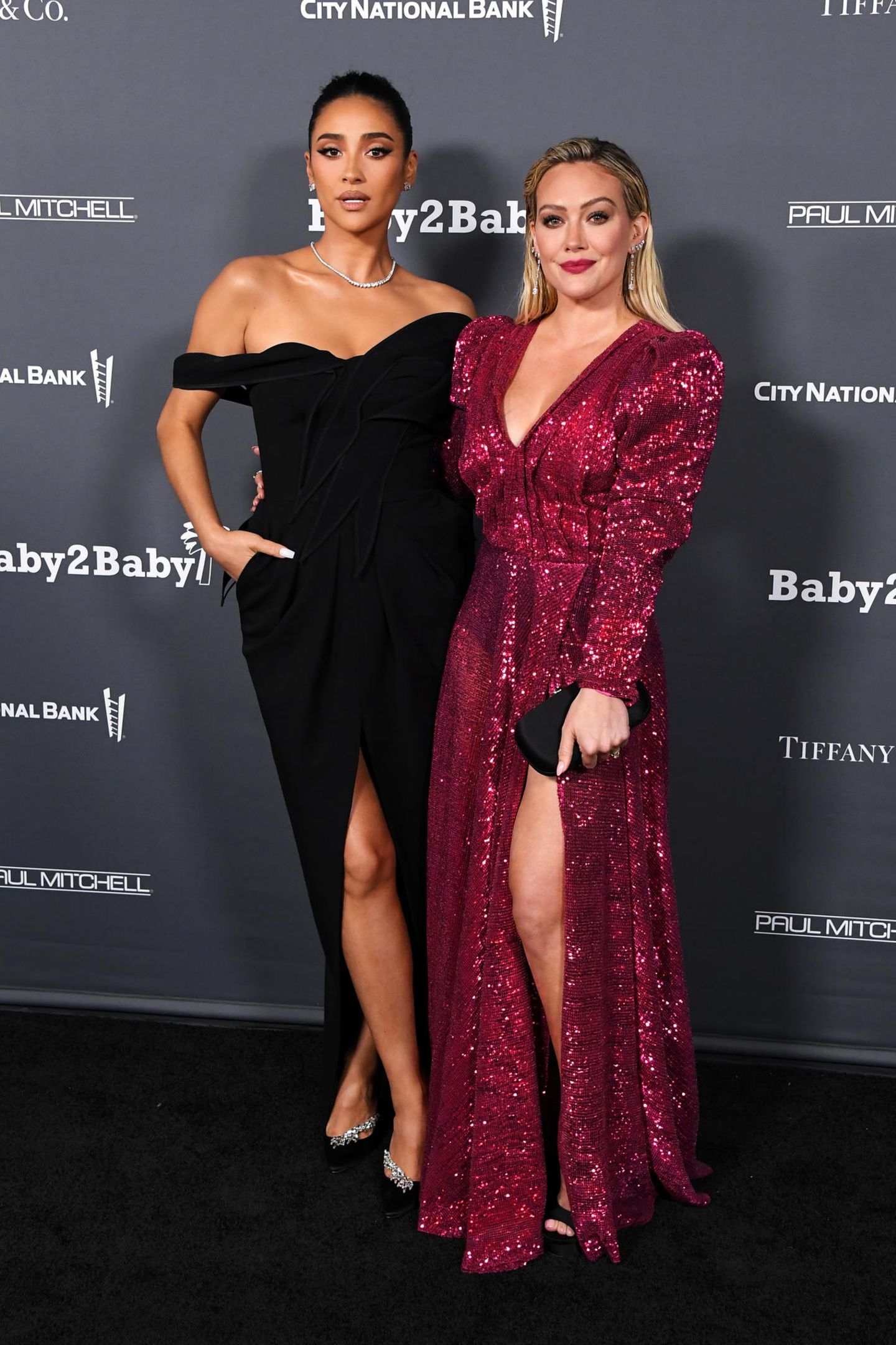 Shay Mitchell und Hilary Duff könnten in ihren glamourösen und festlichen Red-Carpet-Looks selbst als 1A-Style-Pärchen durchgehen.