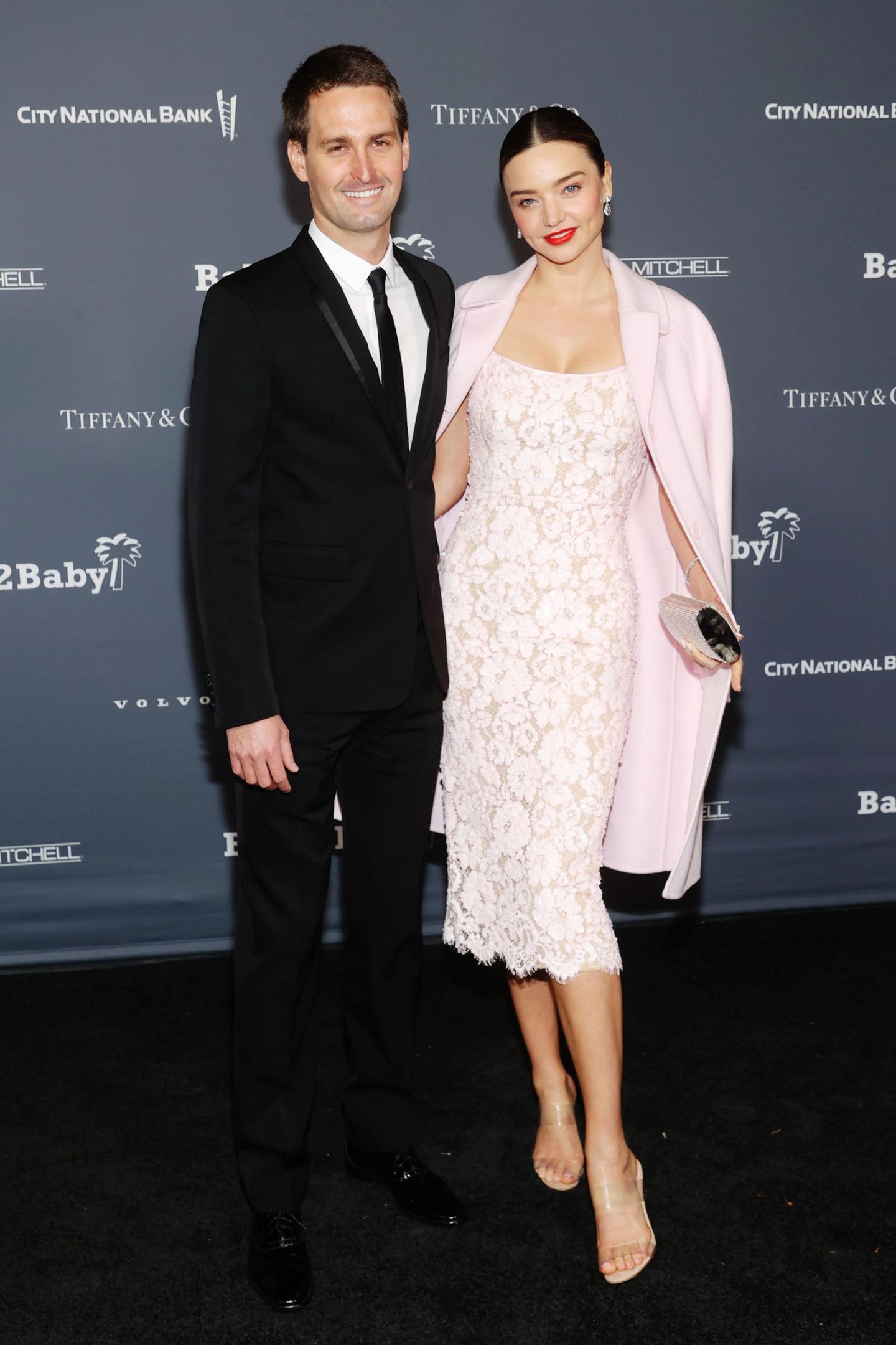 Miranda Kerr und Evan Spiegel, die selbst zwei kleine Söhne haben, sind bei Charity-Gala natürlich gerne dabei. Miranda bezaubert dabei in einem zartrosafarbenen Etuikleid mit passendem Mantel.