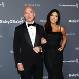 Richtig kuschelig zeigen sich Jeff Bezos und Freundin Lauren Sanchez bei der "Baby2Baby"-Gala zwar nicht, dafür aber elegant im schwarzen Partnerlook.