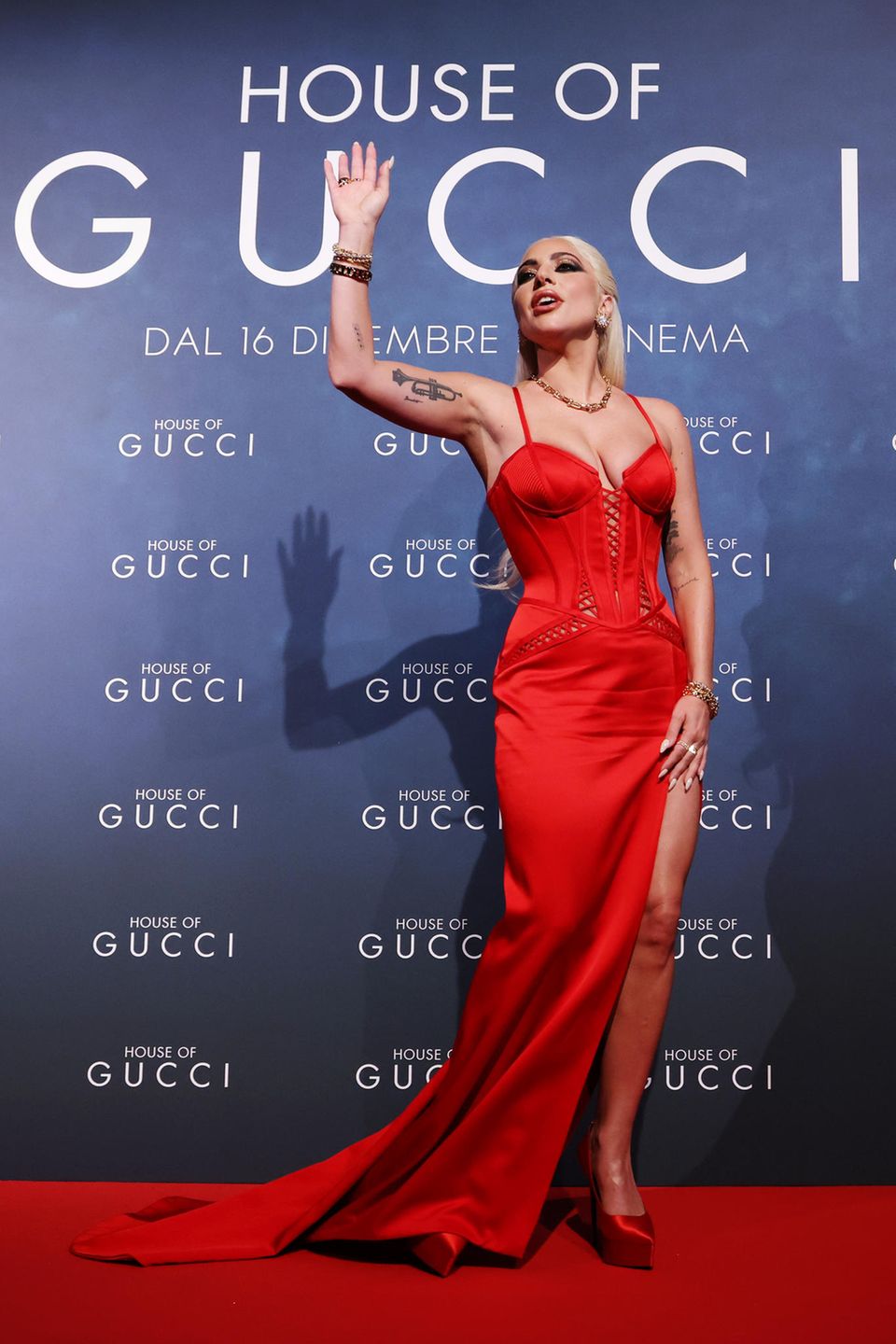 Auf dem Red Carpet der  "House Of Gucci" zeigt sich Lady Gaga mal wieder von ihrer besten Seite. Und das nicht etwa im Gucci-Dress, sondern im feuerrroten Schnür-Look von Versace samt der richtigen Diven-Attitüde, versteht sich.