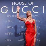 Auf dem Red Carpet der  "House Of Gucci" zeigt sich Lady Gaga mal wieder von ihrer besten Seite. Und das nicht etwa im Gucci-Dress, sondern im feuerrroten Schnür-Look von Versace samt der richtigen Diven-Attitüde, versteht sich.