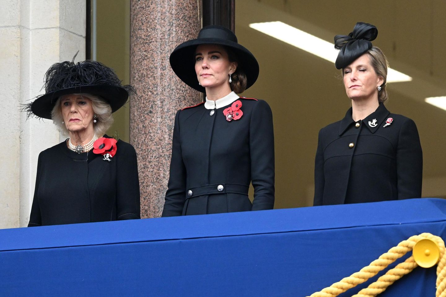 Herzogin Catherine nimmt beim Remembrance Sunday den Platz von Queen Elizabeth ein.