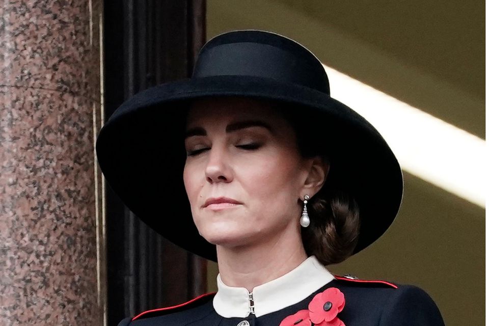 Herzogin Catherine nimmt am Remembrance Sunday den Platz von Queen Elizabeth ein.