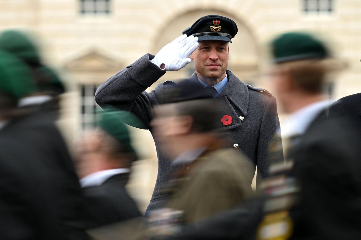 Viele Veteranen beteiligen sich an der Gedenkzeremonie, Prinz William salutiert ihnen mit einem Lächeln.