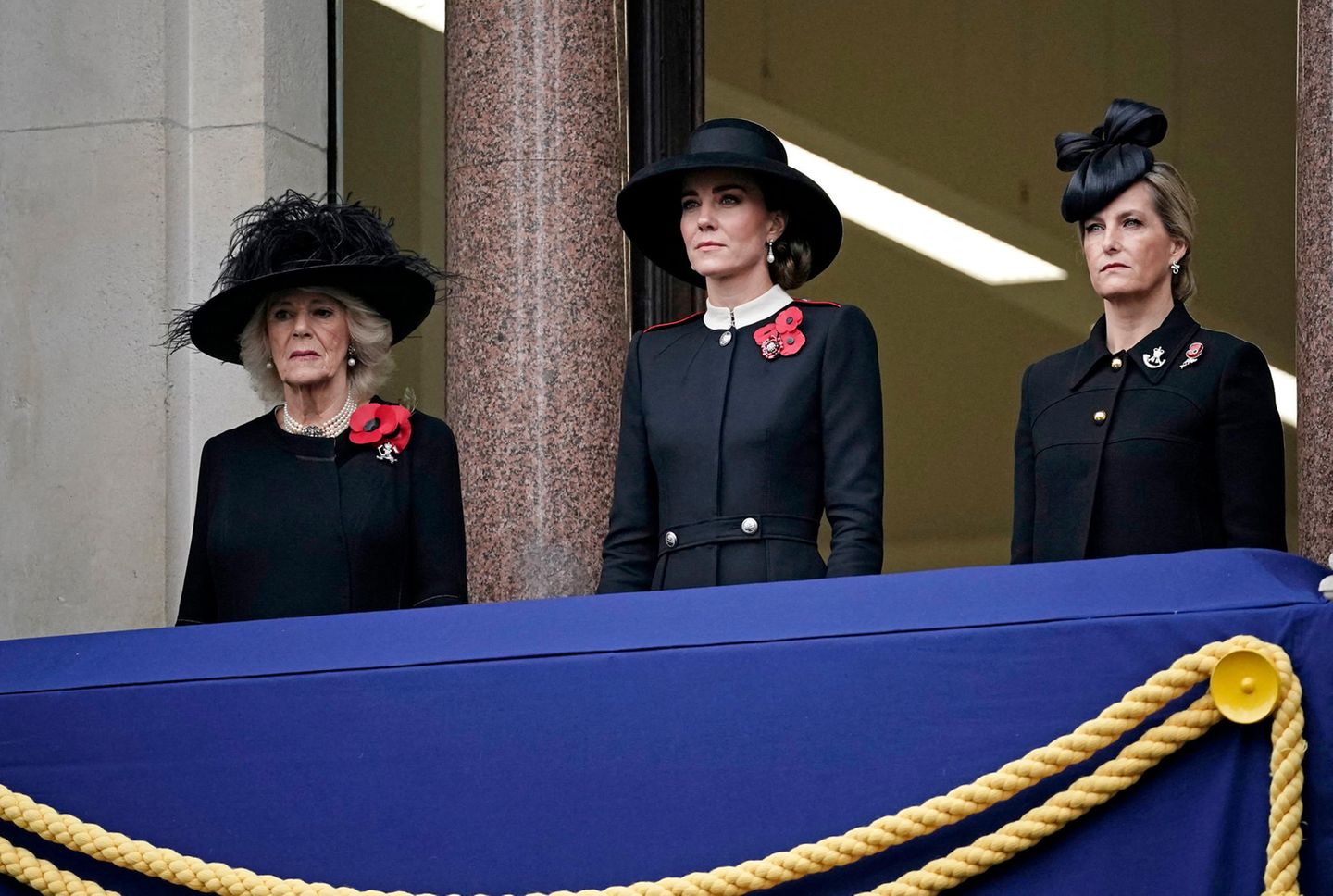 Auf dem Balkon des Auswärtigen Amtes stehen derweil Herzogin Camilla, Herzogin Catherine und Gräfin Sophie und beobachten die Parade. Kate kommt dabei eine wichtige Rolle zu, sie nimmt den Platz von Queen Elizabeth ein. Die Monarchin hatte erst kurz vorher ihre Teilnahme krankheitsbedingt abgesagt.