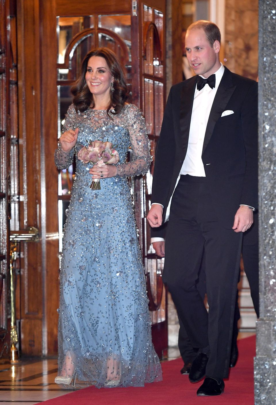 Herzogin Catherine und Pirnz William verlassen zusammen ein Gebäude.