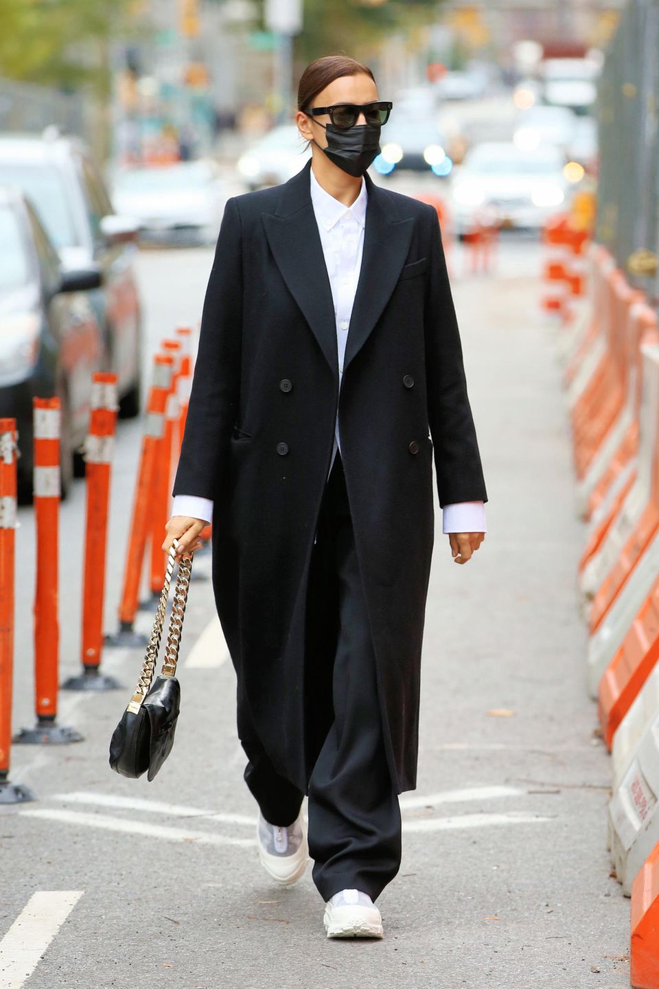 Irina Shayk spaziert mal wieder top gestylt durch New York. In ihrem langen Wollmantel, einer weißen Bluse und mit weißen Sneakern sieht das Topmodel mal wieder umwerfend aus. Doch es ist der Anlass ihres schicken Looks, der für Gesprächsstoff sorgt. Nur wenige Momente nach diesen Aufnahmen schlendert Irina mit ihrem Ex Bradley Cooper eingehakt durch Manhattan und das ohne Tochter Lea. Ob das das Comeback ihrer Liebe bedeutet? Bei diesem stilvollen Outfit würden auf jeden Fall einige Männer schwach werden. Irina Shayk spaziert mal wieder top gestylt durch New York. In ihrem langen Wollmantel, einer weißen Bluse und mit weißen Sneakern sieht das Topmodel mal wieder umwerfend aus. Doch es ist der Anlass ihres schicken Looks, der für Gesprächsstoff sorgt. Nur wenige Momente nach diesen Aufnahmen schlendert Irina mit ihrem Ex Bradley Cooper eingehakt durch Manhattan und das ohne Tochter Lea. Ob das das Comeback ihrer Liebe bedeutet? Bei diesem stilvollen Outfit würden auf jeden Fall einige Männer schwach werden.