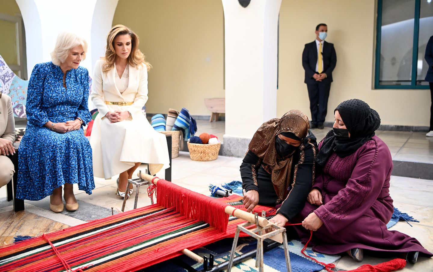 Windsor RTK: Herzogin Camilla und Königin Rania bewundern Handarbeit