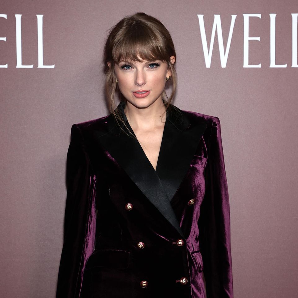 Swiftie: Taylor Swift im roten Samt-Anzug