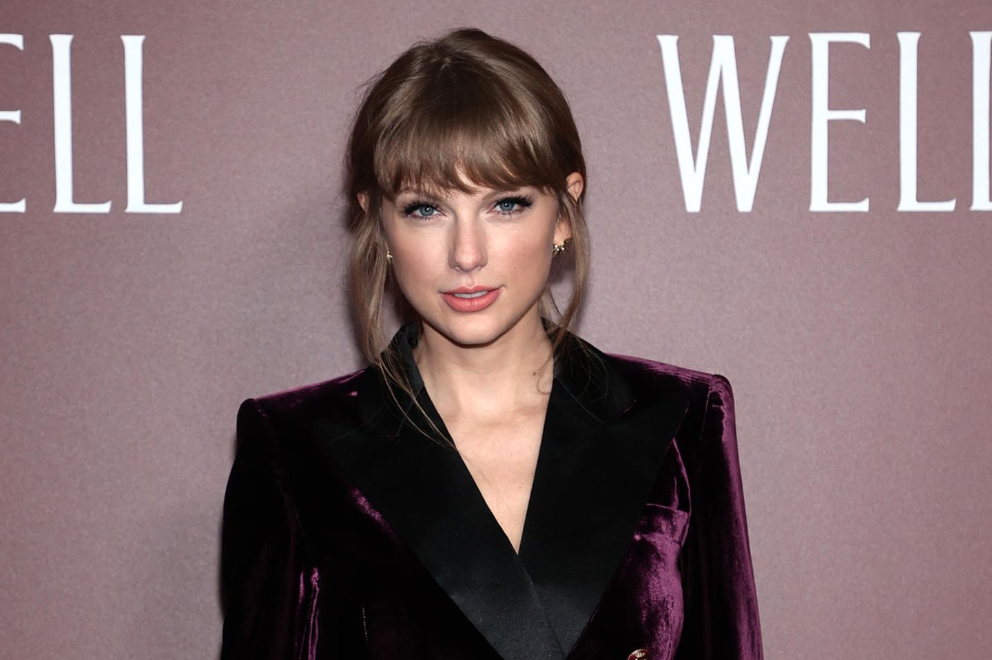 Swiftie: Taylor Swift im roten Samt-Anzug
