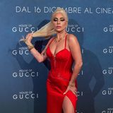 Bei der Filmpremiere von "House of Gucci" in Miland zeigt sich Hauptdarstellerin Lady Gaga in einer roten Robe von Versace mit einem ziemlich gewagten Beinschlitz. Und auch das Dekolleté der Sängerin ist auf dem roten Teppich in Italien ein echter Blickfang. Dazu wählt sie goldenen Schmuck und ein glitzerndes Smokey-Eye Make-up.