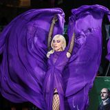 Was für eine Show! "House of Gucci"-Hauptdarstellerin Lady Gaga legt in London eindeutig den glamourösesten Auftritt hin. Die lilafarbene Robe des italienischen Brands ist Drama pur, mit schwarzen Strapsen feuert die Musikerin den Look noch mehr an. Wow!