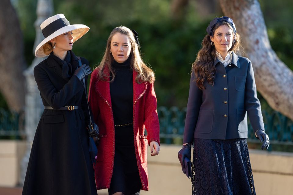 Beatrice Borromeo, Prinzessin Alexandra und Tatiana Santo Domingo geben auf dem Weg zum Gottesdienst anlässlich des Nationalfeiertages in Monaco eine stylische Figur ab. Die drei Ladys brillieren in eleganten Looks in vornehmen Farbtönen. Besonderer Eyecatcher ist der Hut, den die Frau von Pierre Casiraghi trägt. Er verleiht ihr etwas Mondänes, wertet das gesamte Outfit noch einmal auf. Wow.