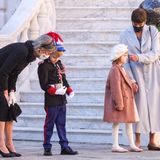 Da die Kinder in diesem Jahr auf ihre Mutter verzichten müssen, stehen Fürst Alberts Schwestern den Zwillingen bei. Prinzessin Stéphanie von Monaco hält während der Militärparade liebevoll die Hand von Prinzessin Gabriella. Prinzessin Caroline gab ihrem Neffen Prinz Jacques Halt. 